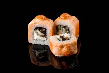 Ton balığı ve peynirile taze rulo. Japon yemekleri