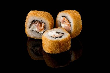 Derin yağda kızartılmış rulo. Japon yemekleri