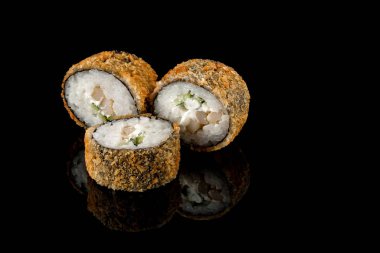 Derin yağda kızartılmış rulo. Japon yemekleri