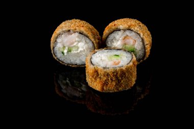 Derin yağda kızartılmış rulo. Japon yemekleri