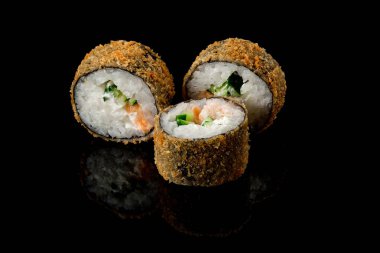 Derin yağda kızartılmış rulo. Japon yemekleri