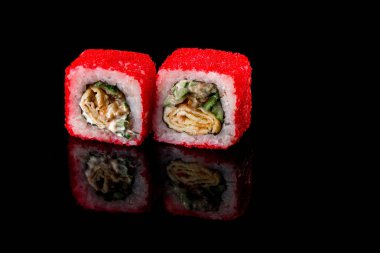 Kırmızı havyar tobiko ile rulo. Japon yemekleri
