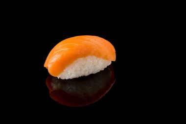Suşi, pirinçli bir parça balık. Japon yemekleri