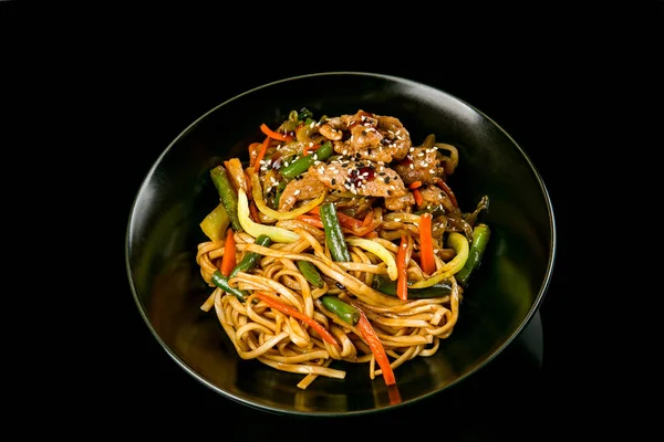Tavuk ve sebzeli waok noodle. Japon yemeği.