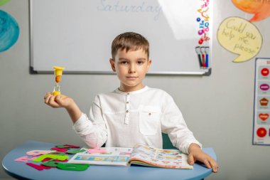 çocuk sınıfta İngilizce ders kitabı okur. Kavram - çocuklar yabancı dil öğrenmek.