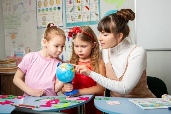 Insegnante Mostra Bambini Dove Sono Paesi Del Globo Bambini Imparano — Foto Stock