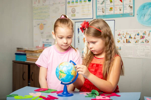 Діти Вивчають Імена Країн Англійською Мовою Дівчата Тримають Глобус — стокове фото