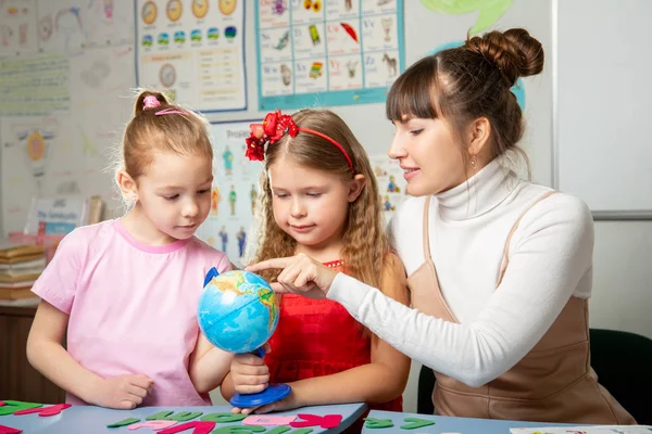 Profesor Muestra Los Niños Dónde Están Los Países Mundo Los — Foto de Stock