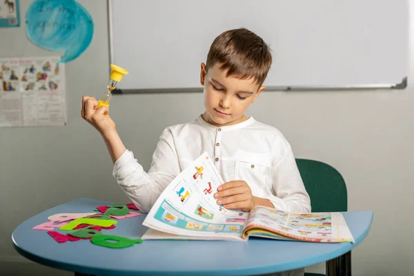 Chico Lee Libro Texto Inglés Clase Concepto Los Niños Aprenden —  Fotos de Stock