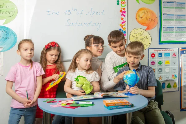 Bambini Studenti Intorno Loro Insegnante Imparano Inglese Cinque Bambini Imparano — Foto Stock