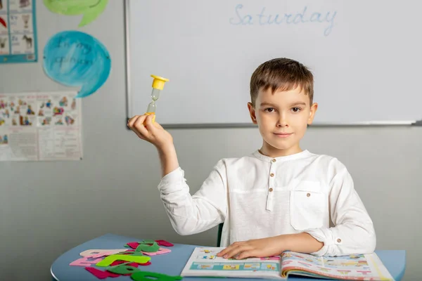 Boy Läser Engelsk Lärobok Klassen Concept Barn Lär Sig Ett — Stockfoto