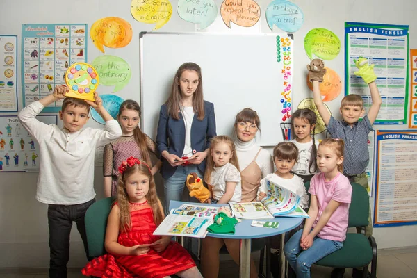 Los Niños Estudiantes Alrededor Maestro Aprenden Inglés Cinco Niños Aprenden — Foto de Stock