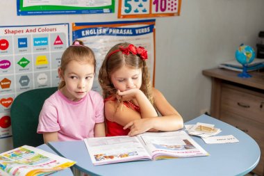 yeni bir şekilde yabancı dil öğrenme. İngilizce okulu