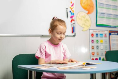 kız İngilizce sınava hazırlanıyor. Sınav için İngilizce öğretmeni. İngilizce ek sınıflar.