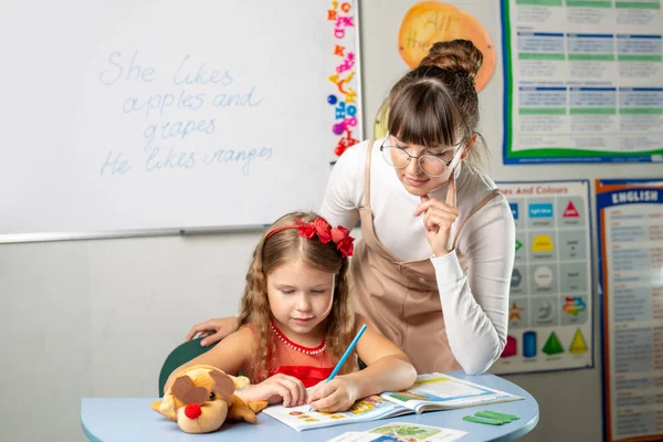 Tutor Inglés Ayuda Una Chica Hacer Tarea Preparación Para Exámenes — Foto de Stock