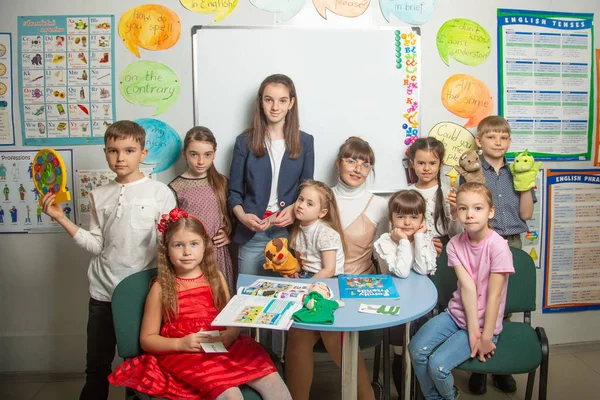 Barn Studenter Runt Sin Lärare Lära Sig Engelska Fem Barn — Stockfoto