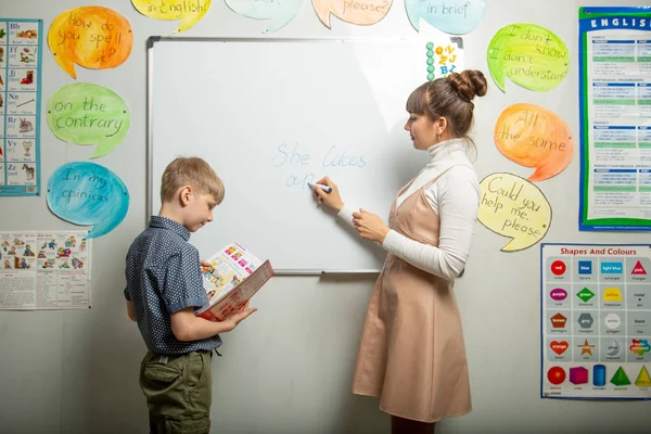 Elev Pojken Svarar Vid Blackboard Till Lärarens Frågor Lär Dig — Stockfoto