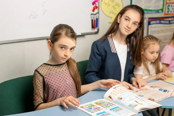 Las Niñas Están Preparando Para Una Respuesta Oral Inglés Aprender —  Fotos de Stock