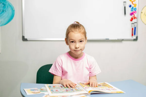 Chica Está Preparando Para Examen Inglés Profesor Inglés Para Examen —  Fotos de Stock