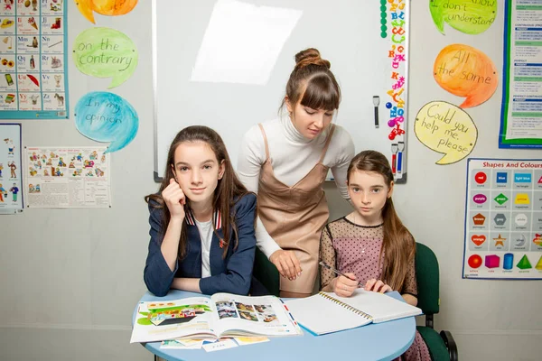 Učitel Navíc Zabývá Dětmi Angličtině Koncept Hobby Anglická Škola — Stock fotografie