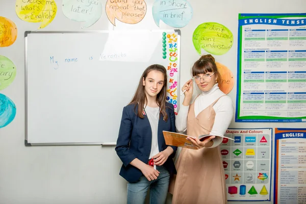 Profesor Inglés Comprueba Tarea Del Estudiante Concepto Aprender Inglés — Foto de Stock