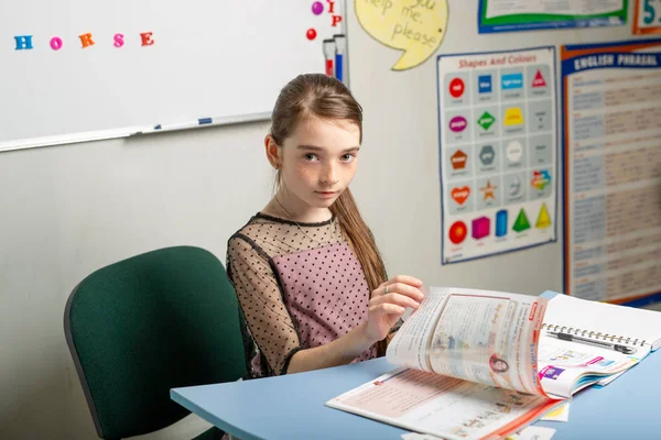 Profesor Inglés Comprueba Tarea Del Estudiante Concepto Aprender Inglés — Foto de Stock