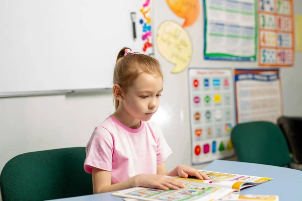 Girl is preparing for the exam in English. English tutor for the exam. Additional classes in English. — Stock Image Girl Preparing Exam English English Tutor Exam Additional Classes English Stock Picture