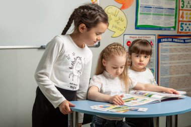 Çocuklar İngilizceyi eğlenceli bir şekilde öğrenirler. Kavram - yabancı dil öğrenme.