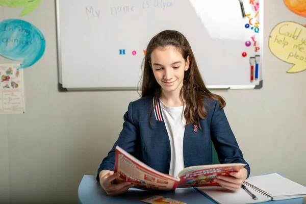 Menina Aprende Inglês Através Livro Didático Conceito Estudo Independente Uma — Fotografia de Stock