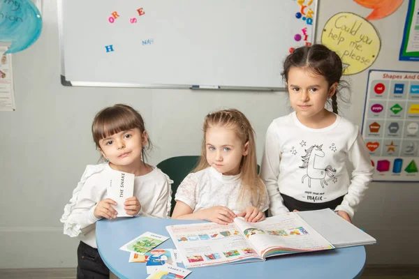 Παιδιά Μαθαίνουν Αγγλικά Παιχνιδιάρικο Τρόπο Concept Μαθαίνοντας Μια Ξένη Γλώσσα — Φωτογραφία Αρχείου