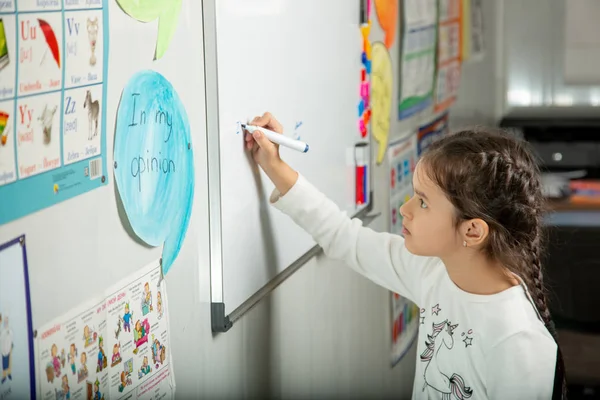 Liten Elev Möter Blackboard Lektionen Läraren Kontrollerar Läxan — Stockfoto