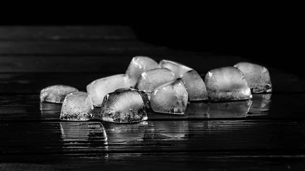 Siyah arka planda buz küpleri. Reklam fotoğrafı