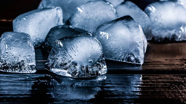 Siyah arka planda mavi buz parçaları. Reklam fotoğrafı