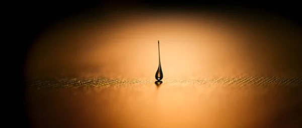 Turuncu arkaplanda su damlası