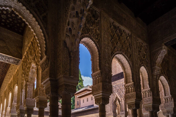 Мусульманская лепнина на стенах, потолках и арках Альгамбры Гранады в Испании
