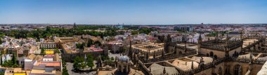 Sevilla Katedrali en baştan yaz aylarında alınan Panoraması