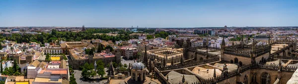 Sevilla Katedrali en baştan yaz aylarında alınan Panoraması