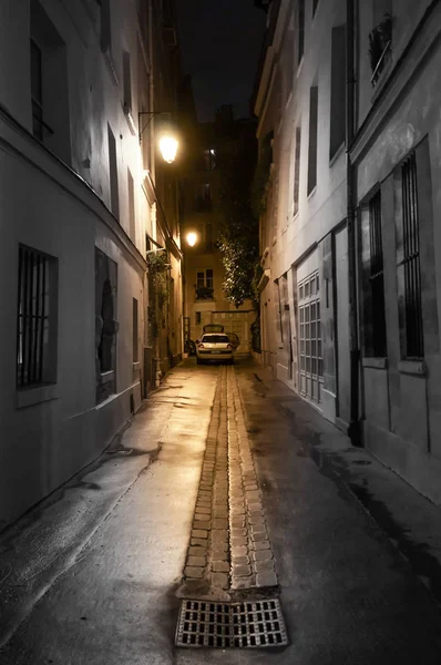 Gece Paris 'te tek bir ışık ile boş tehlikeli sokak