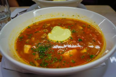 Pazar hall, Helsinki, Finlandiya Fince balık çorbası servis