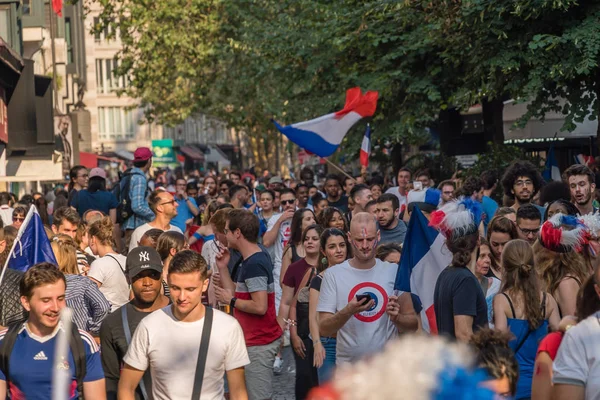 Paris Champs Elysees 2018 Dünya Kupası sonra gidiş, sokaklarında kalabalık