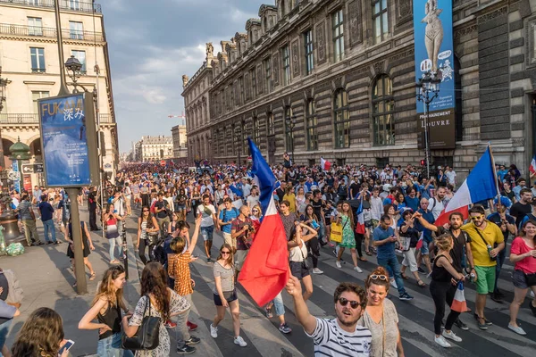 Rue de Champs Elysees atfer gidiş Rivoli-Paris içinde 2018 Dünya Kupası Finali oyunu kalabalık