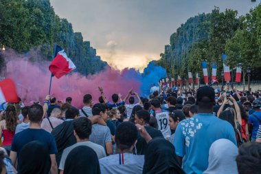 2018 Dünya Kupası sonra Paris Champs Elysees caddesi üzerinde zaferini kutluyor kalabalık