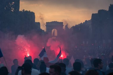 Duman bombası 2018 Dünya Kupası sonra Paris'te Champs Elysees bulvarındaki