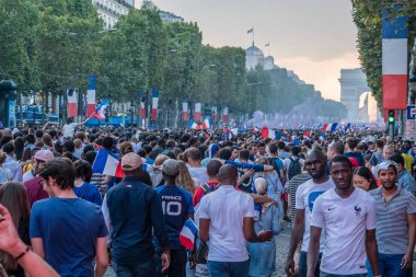 2018 Dünya Kupası sonra Paris'te Champs Elysees caddesi