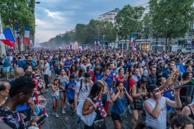 2018 Dünya Kupası sonra Paris Champs Elysees caddesi üzerinde yürüyen insanlar