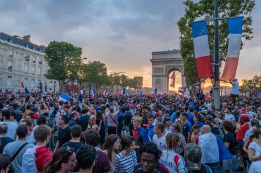 2018 Dünya Kupası sonra Paris futbol zaferini kutluyor
