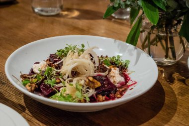 Avustralya salata, kırmızı pancar, fındık ve peynir