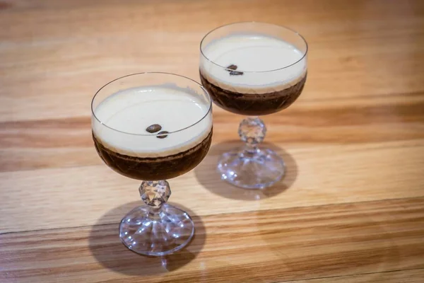 Duas Bebidas Espresso Martini Cocktail Com Grãos Café Cima — Fotografia de Stock
