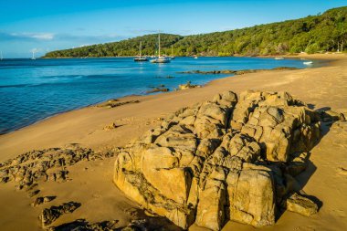 Queensland, Avustralya'da 17 yetmiş marina ve plaj