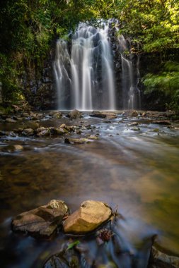 Yaz aylarında bir şelale ve nehir uzun pozlama çekim